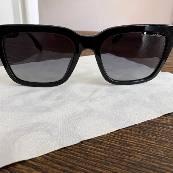 NWOT Marc Jacobs Black Sunglasses w/ Case and Glasses Cloth